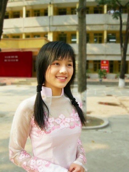 ピンクのアオザイを着ているベトナム人女子学生